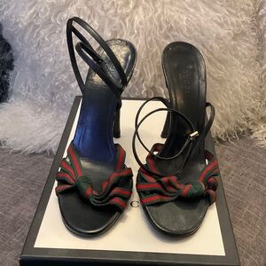 Gucci Tacones de Lona Strappy Black and Red Heels
